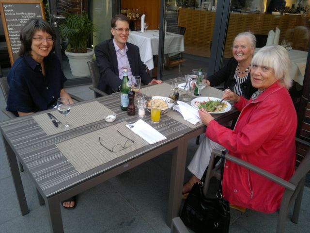 Prof. Jensen und Begleitung, Heide Steinmann, Birgit Sonnek